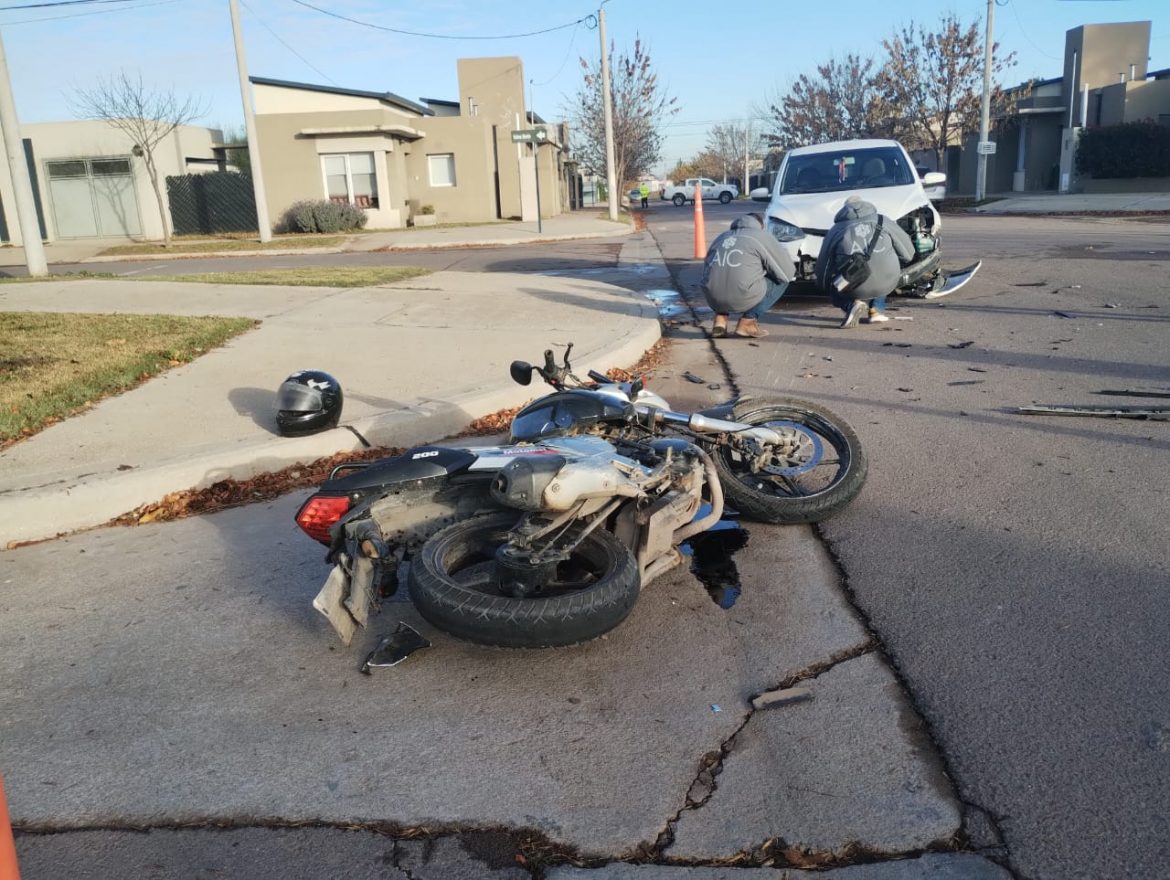 Motociclista herido al ser chocado por un auto en Santa Rosa