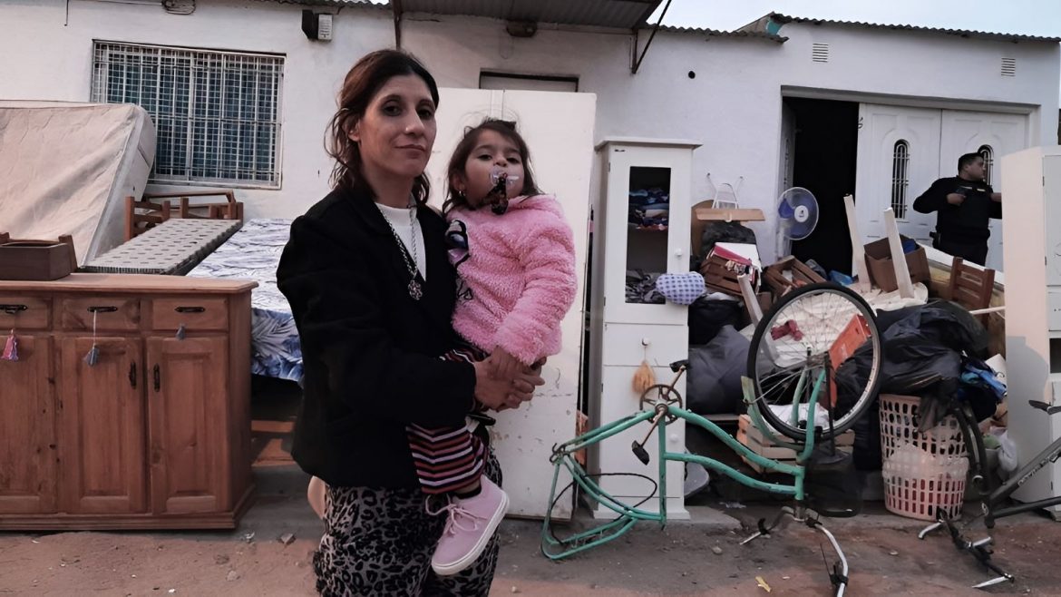 Ahora la Policía retiró de la casa a la adjudicataria que había desalojado a una familia