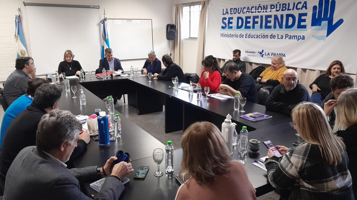 El Gobierno prometió recategorizaciones, tocar el nomenclador y ofrecer el aumento el 10 de julio