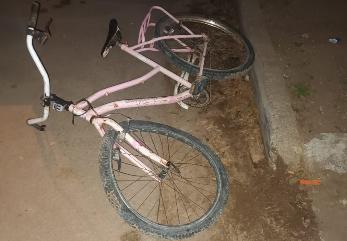 Un chico de 13 años fracturado al chocar contra camioneta conducida por policía