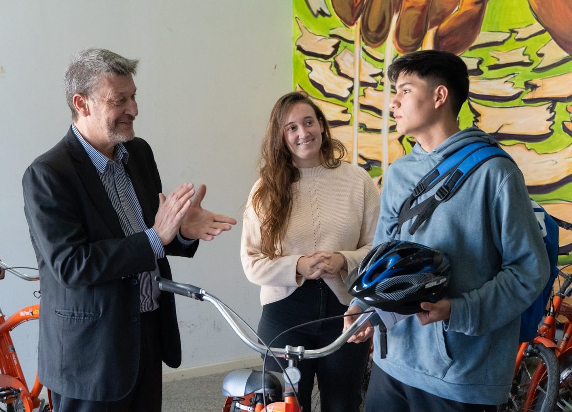 La UNLPam entrega bicis y sube el valor de las becas a estudiantes un 125% y 270%