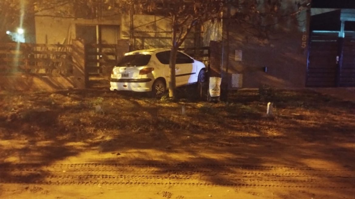 Perdió el control del auto, chocó el tapial de una casa en Santa Rosa y provocó una pérdida de gas