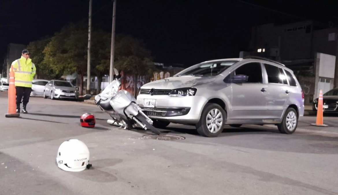 Mujer sufrió fracturas por un choque en Villa Santillán