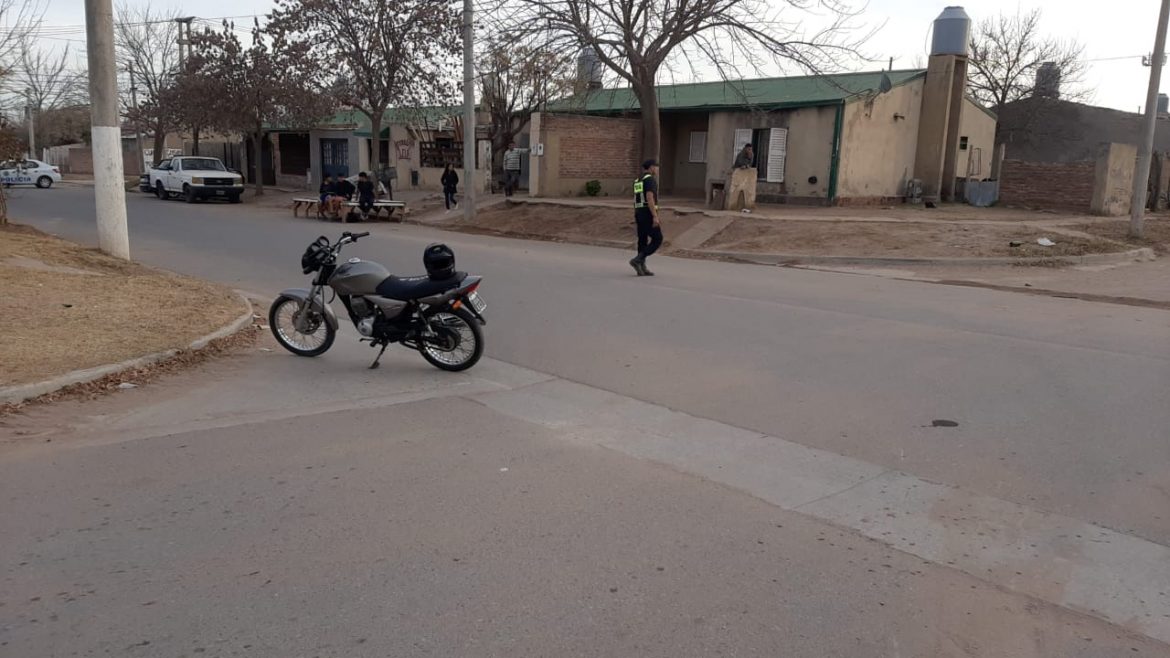 Un adolescente, con fracturas al chocar contra una moto en Santa Rosa