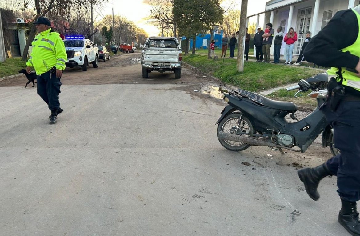 Una moto chocó contra una camioneta