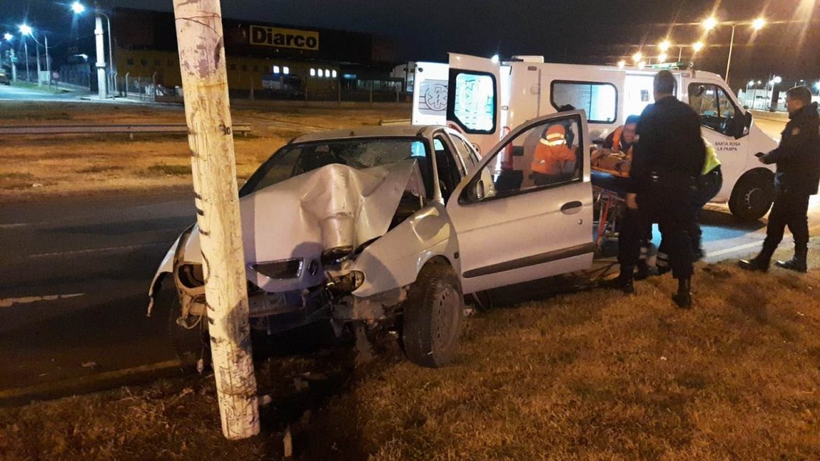 Estaba alcoholizado y estrelló el auto en la rotonda del Ejército