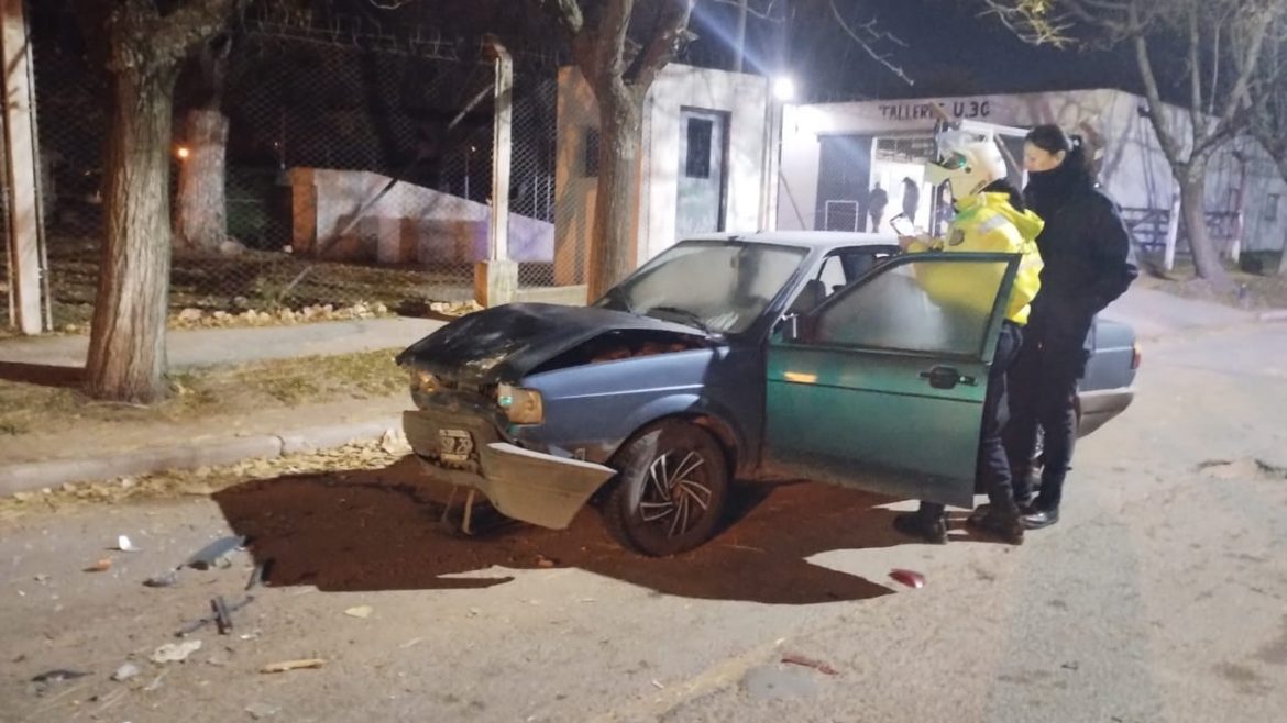 Se chocó un auto parado y fue trasladado a una clínica