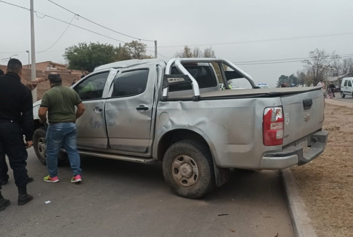 Una camioneta esquivó un camión, chocó un auto estacionado y volcó en Santa Rosa