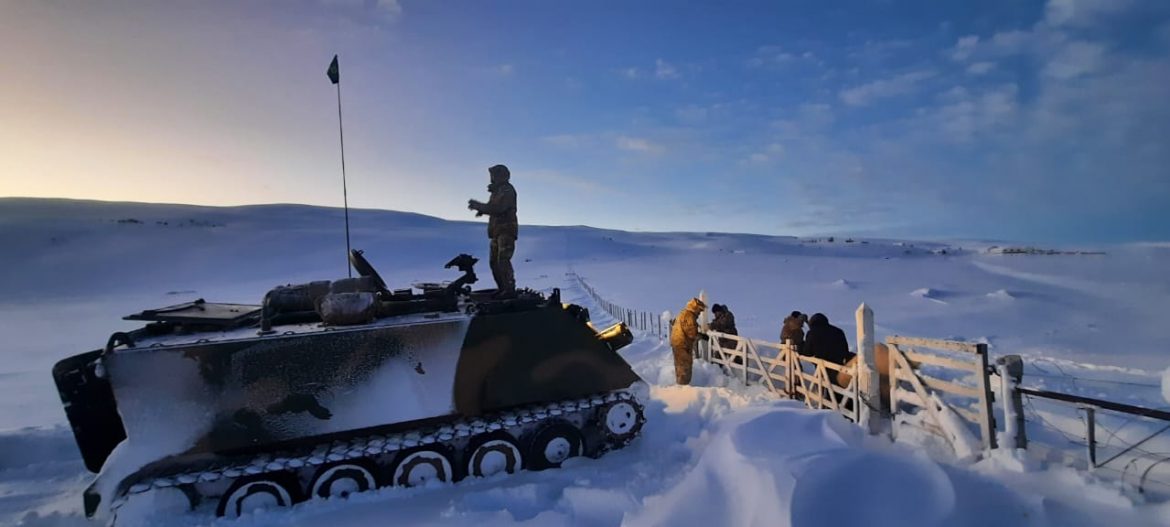 Soldados asisten a puesteros aislados por la nieve en Santa Cruz