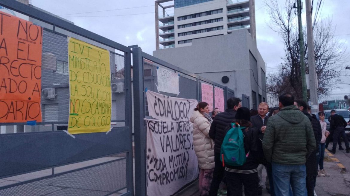 Padres y madres reclaman por el aumento “exponencial” de cuotas y matrícula en el IVT