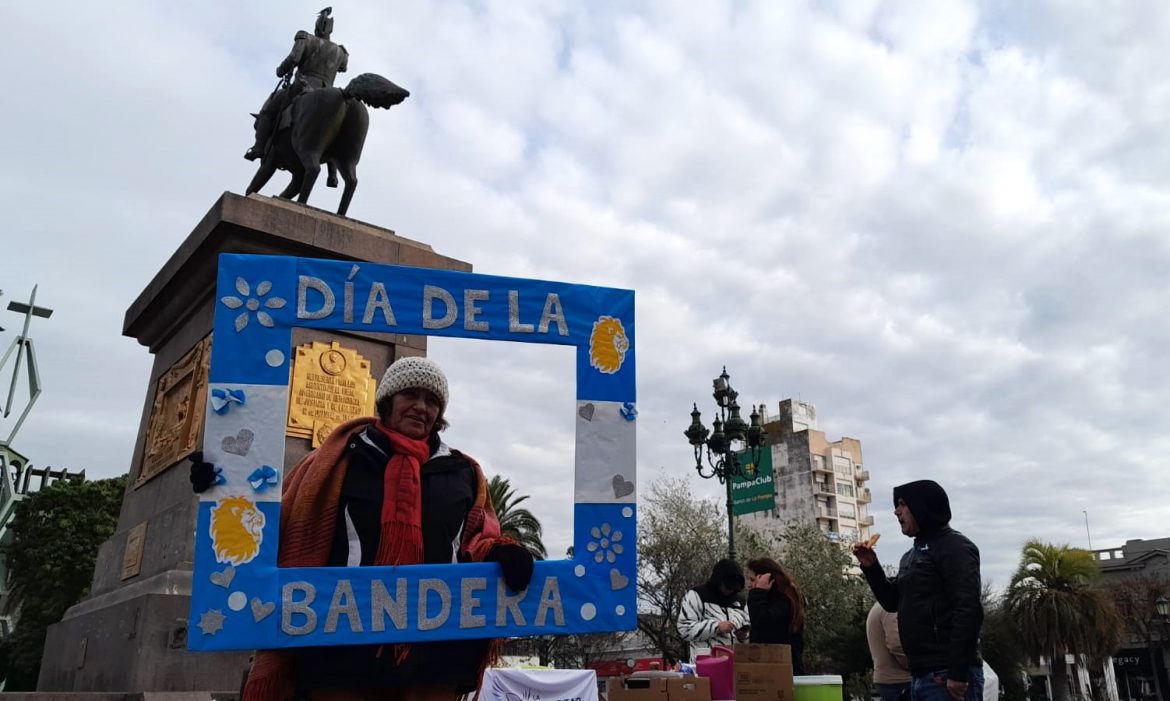 Chocolate caliente, tortas fritas y afiliación a La Libertad Avanza en el centro de Santa Rosa