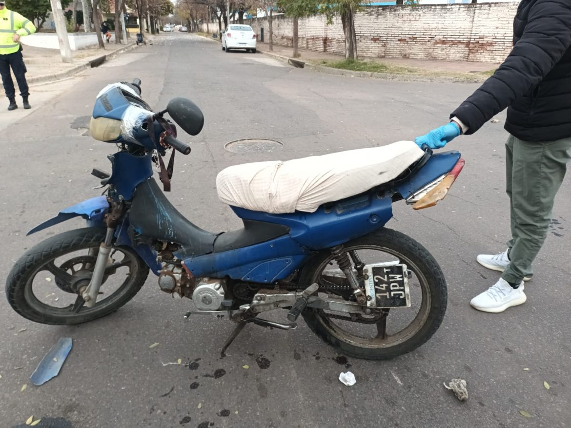 Iba en moto, la chocó una camioneta y le dieron 10 puntos de sutura en una pierna
