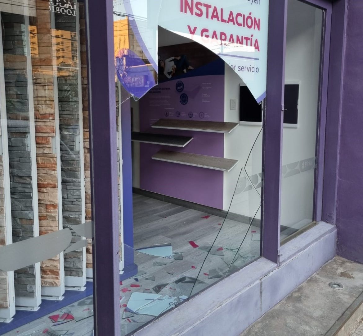 Otra vidriera rota de un comercio en el centro de Santa Rosa