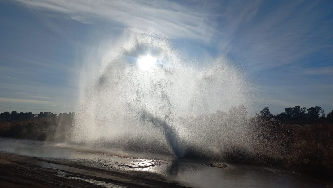 Se rompió un caño del Acueducto del Colorado en Santa Rosa: se derramaron miles de litros