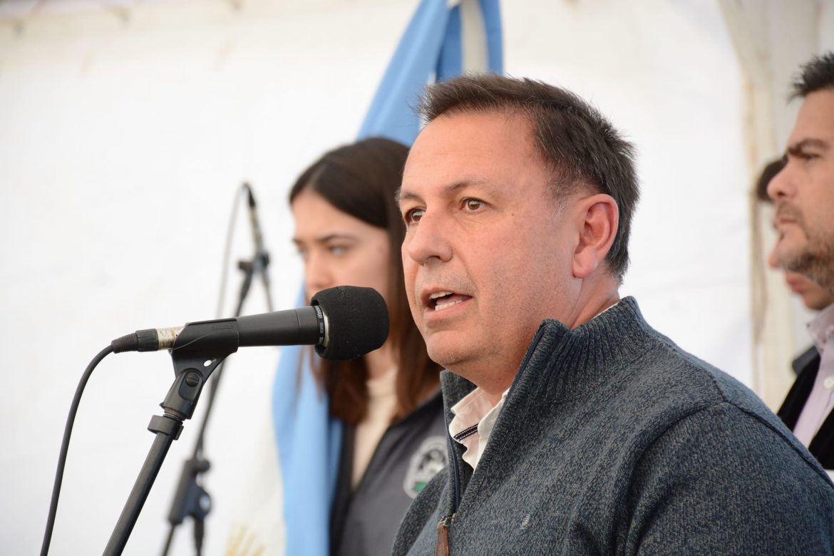 En Acha, donde arrasó, Milei cierra el Banco Nación: “Es el neomenemismo”, dice el intendente