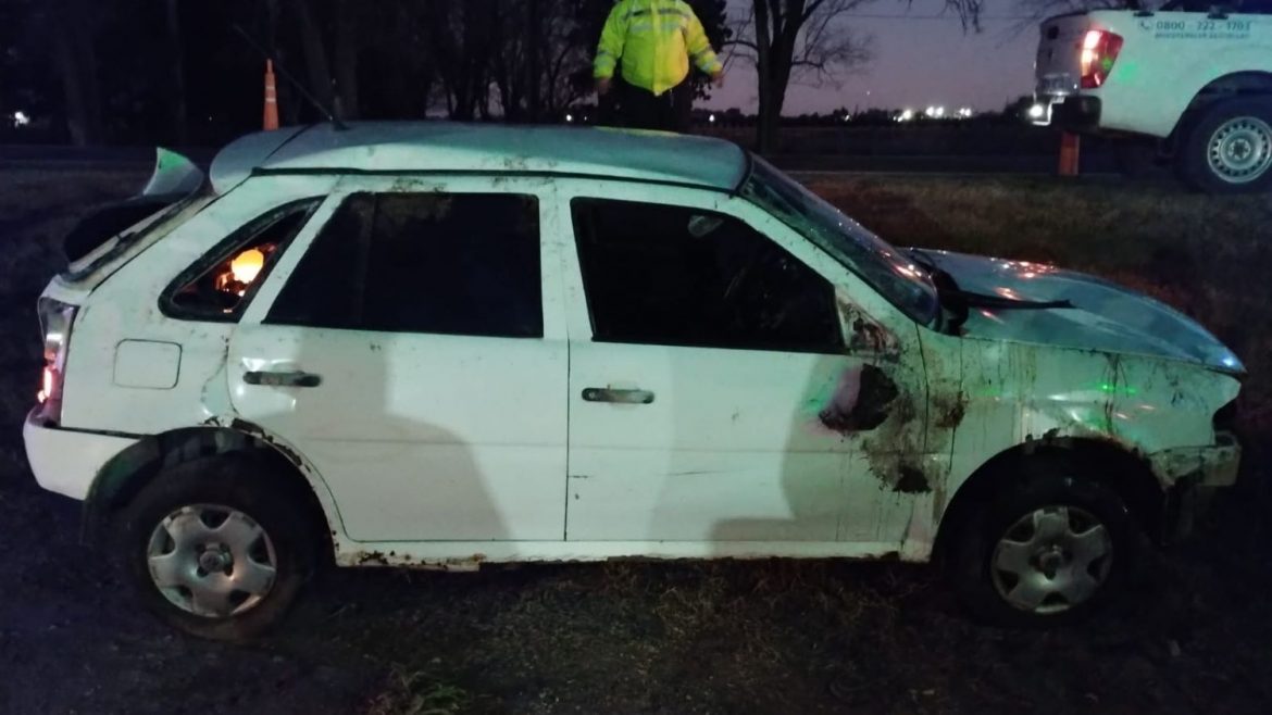 Conducía alcoholizado, se despistó y volcó en uno de los ingresos a Santa Rosa