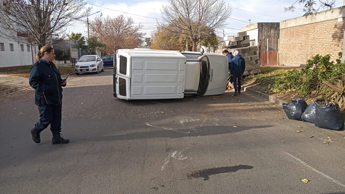 Choque y vuelco en Santa Rosa