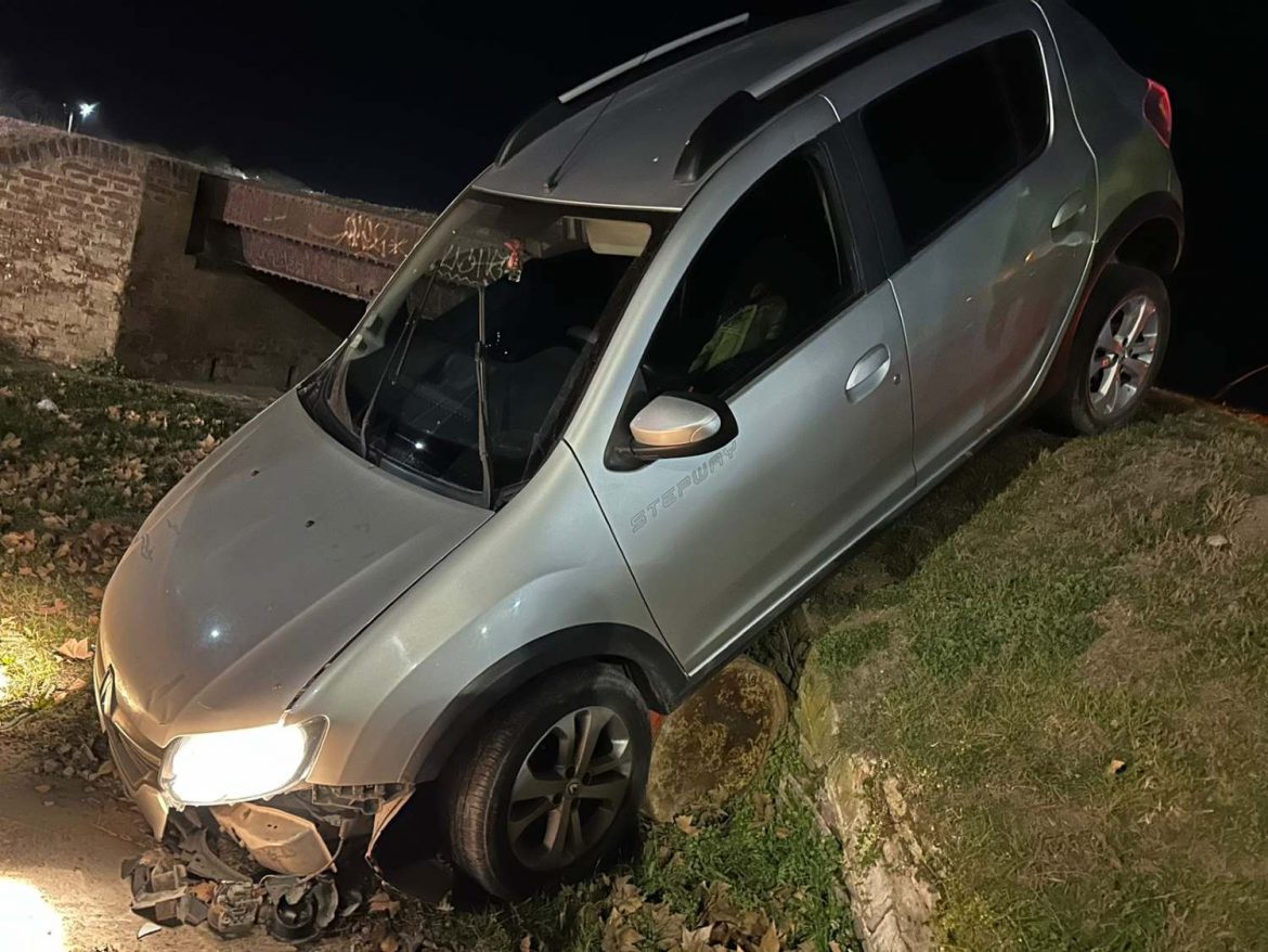 Alcoholizada, cayó con su auto en un desagüe en Santa Rosa