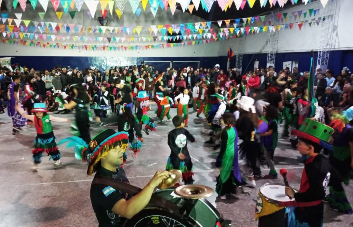 Murgas, música y baile en el primer Carnaval de Invierno de Santa Rosa