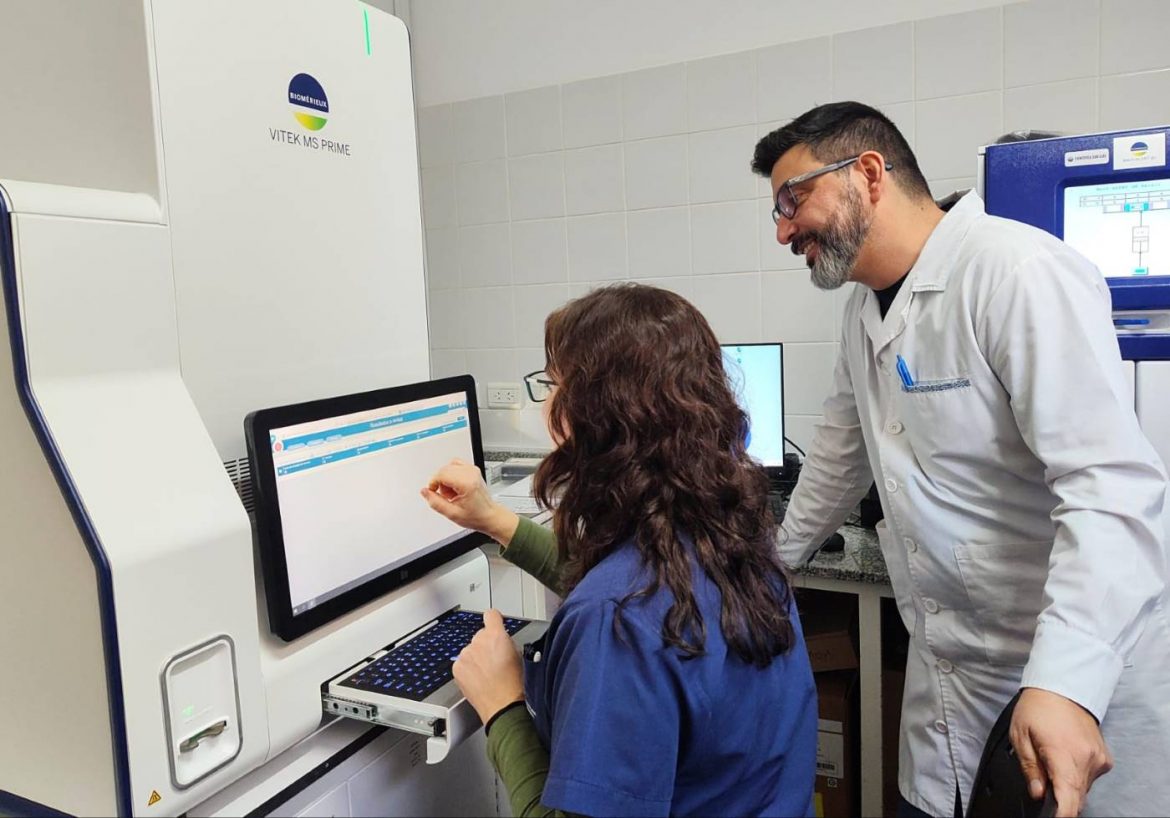 El Gobierno presenta equipo que “lleva a otro nivel” el análisis microbiológico en Salud Pública