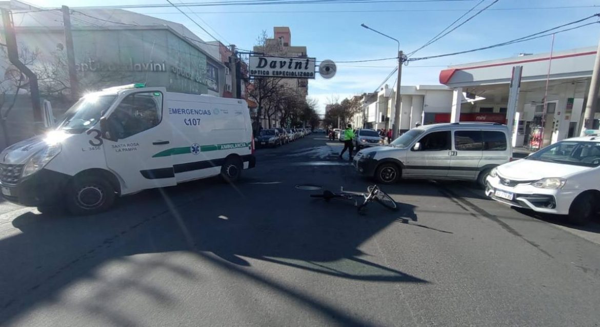 Un hombre a bordo de una bicicleta fue chocado y debió ser hospitalizado