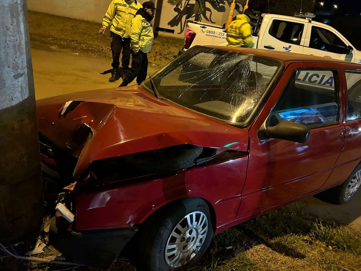 Iba alcoholizado y estrelló su auto contra una columna en Santa Rosa