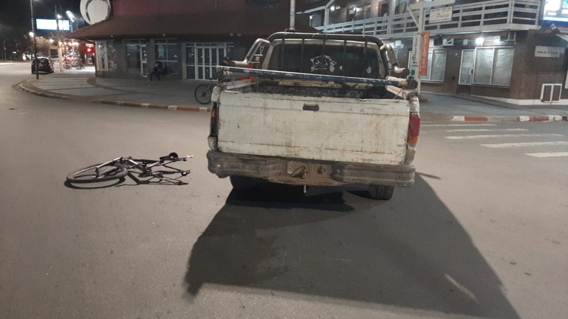 Camioneta chocó a una bici en la rotonda del Centro Cívico