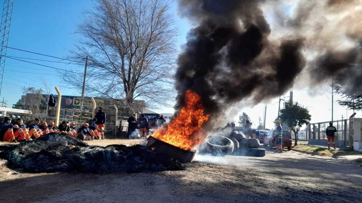 La municipalidad de Santa Rosa pidió la conciliación: hay paro y quema de gomas de Camioneros
