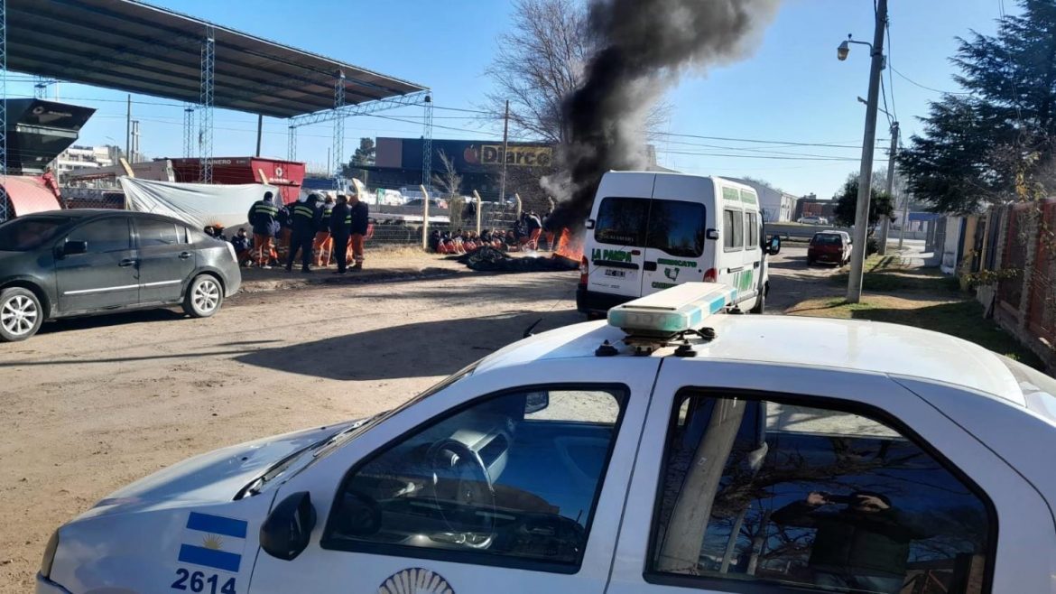 El Sindicato de Camioneros avisa al municipio: “Si echan a más compañeros, explota todo”