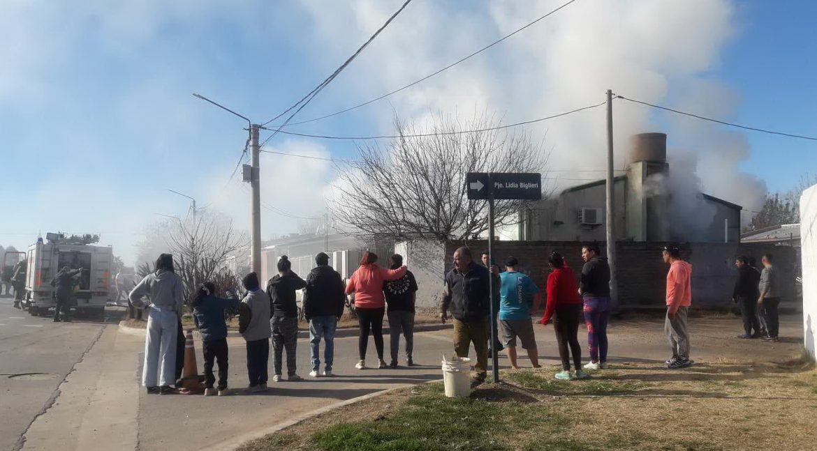 Un cargador de celular desató un incendio que destruyó una vivienda en Toay