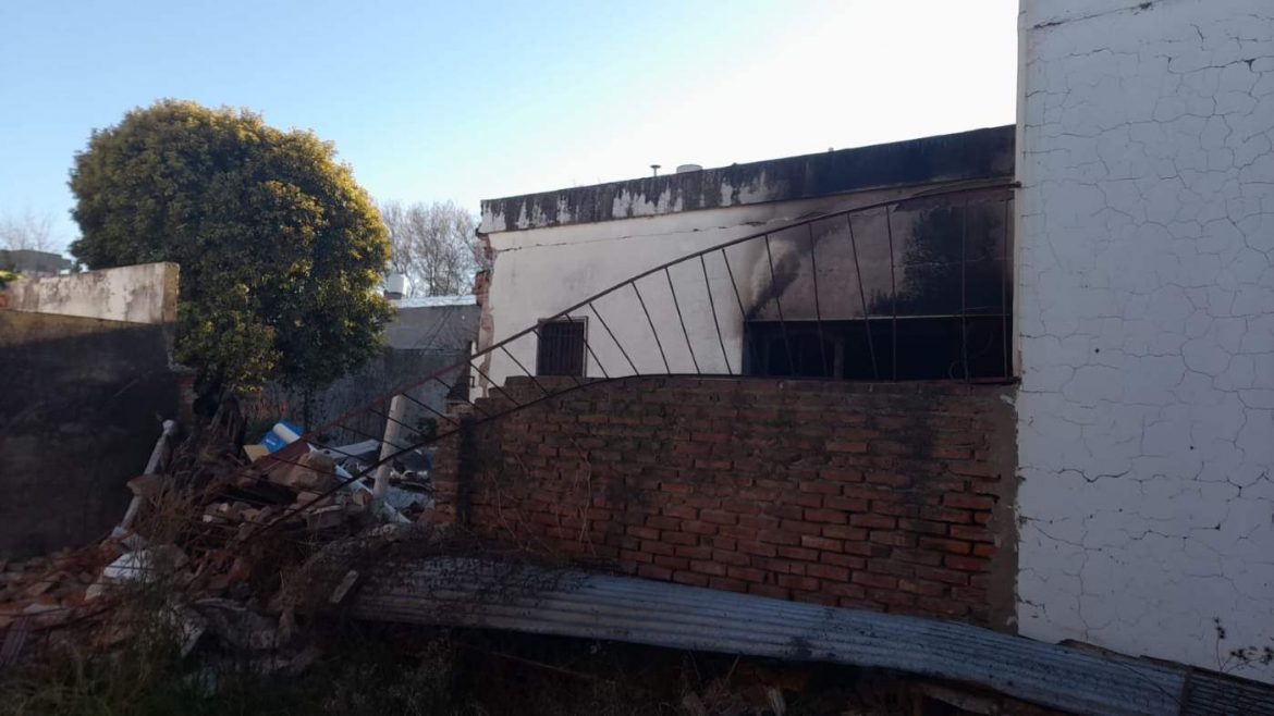 Explosión e incendio en Villa Santillán derribó un tapial