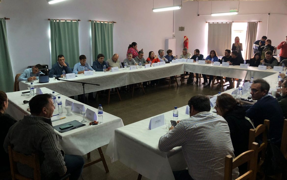 Intendentes radicales van por auxilio para pagar el bono de fin de año: “Apoyan el ajuste de Milei y piden plata a Ziliotto”