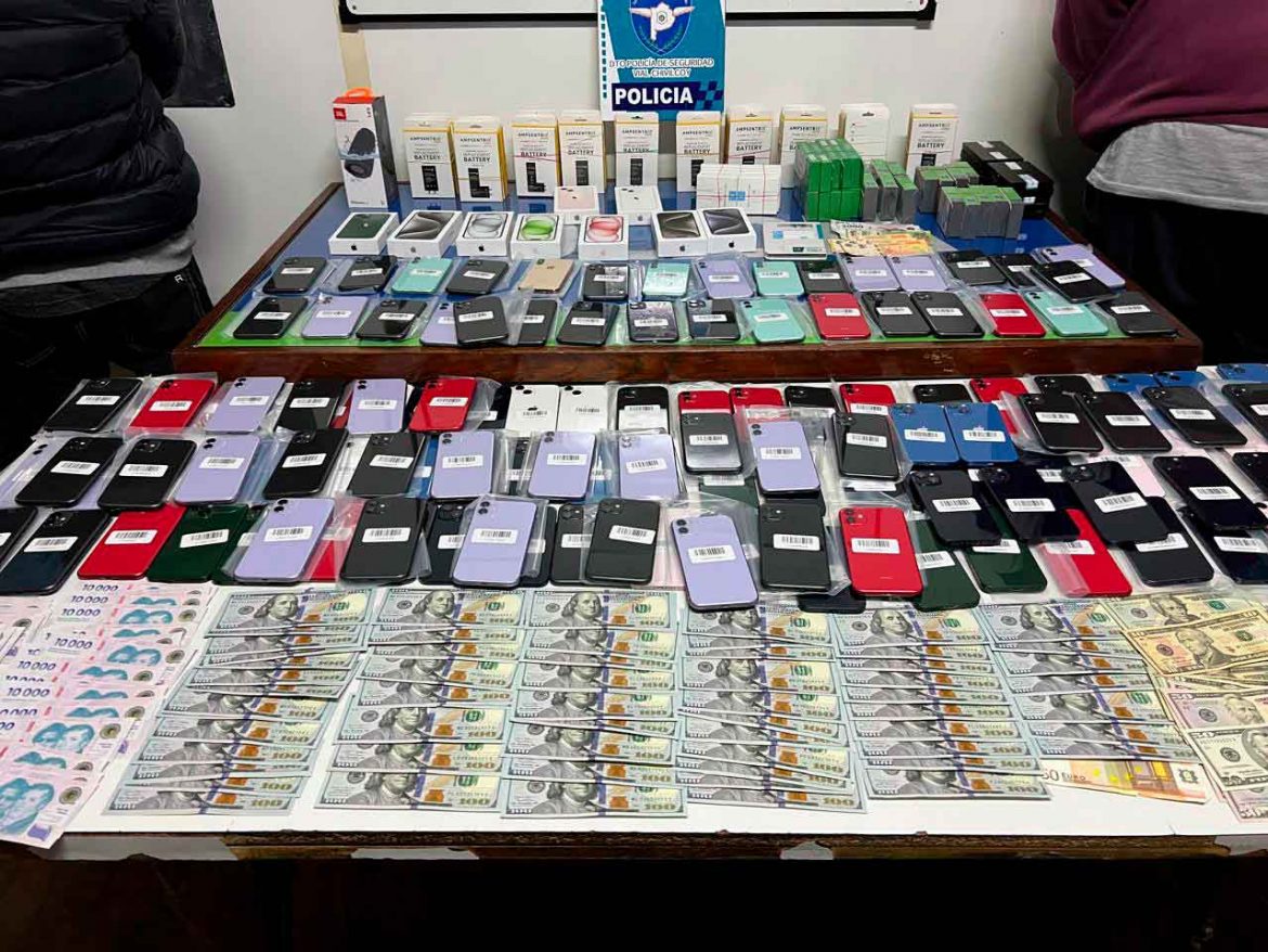 Dos santarroseños fueron interceptados con 141 iPhone y acusados de contrabando