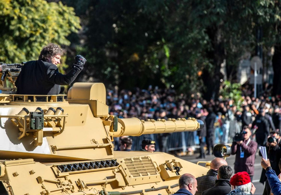 Milei se subió a un tanque de guerra durante el desfile militar