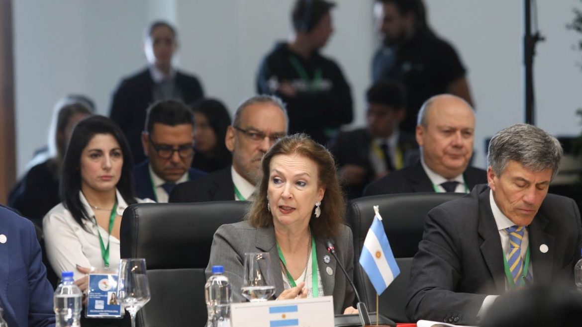 Diplomáticos se quejan porque tendrán que pagar ganancias: amenazas de no atender consulados