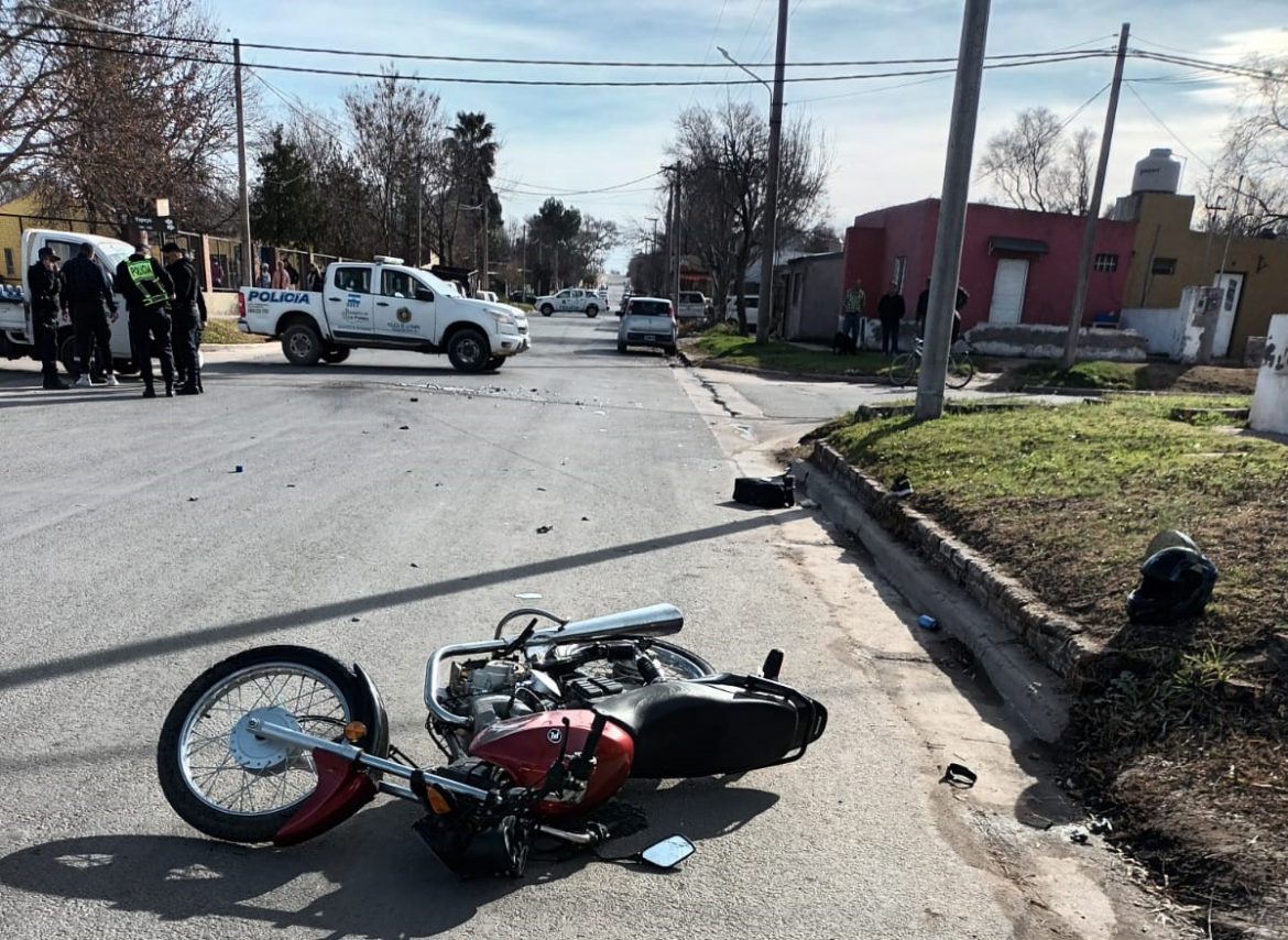 Un motociclista herido al chocar con una camioneta en Santa Rosa