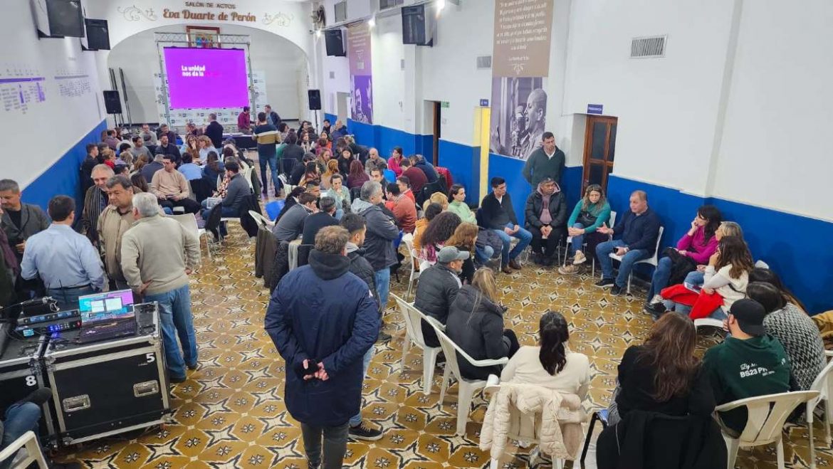 Militantes del PJ, reunidos para analizar el Pacto de Mayo