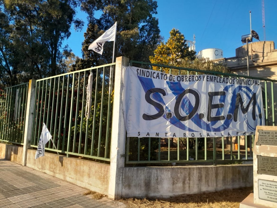Un sector de los municipales lanzó medidas de fuerza en reclamo de seguridad e higiene y contra el recorte de horas extras