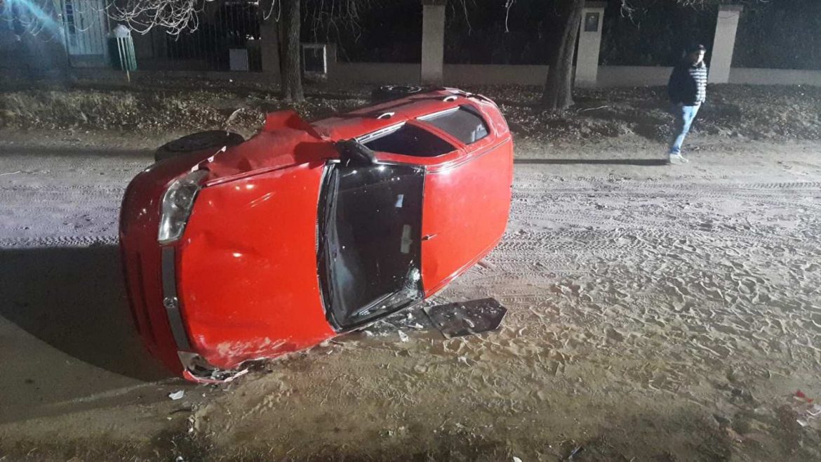 Volcó un auto en la avenida Perón