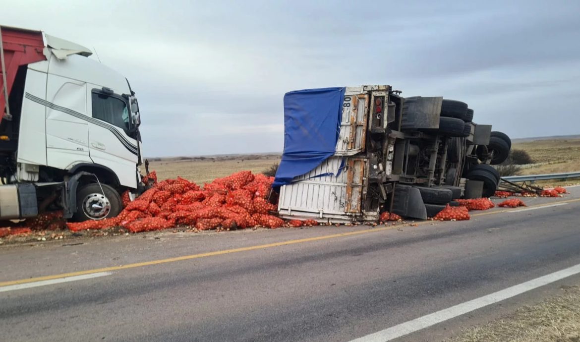 Choque de camiones y vuelco en Padre Buodo: no hubo heridos