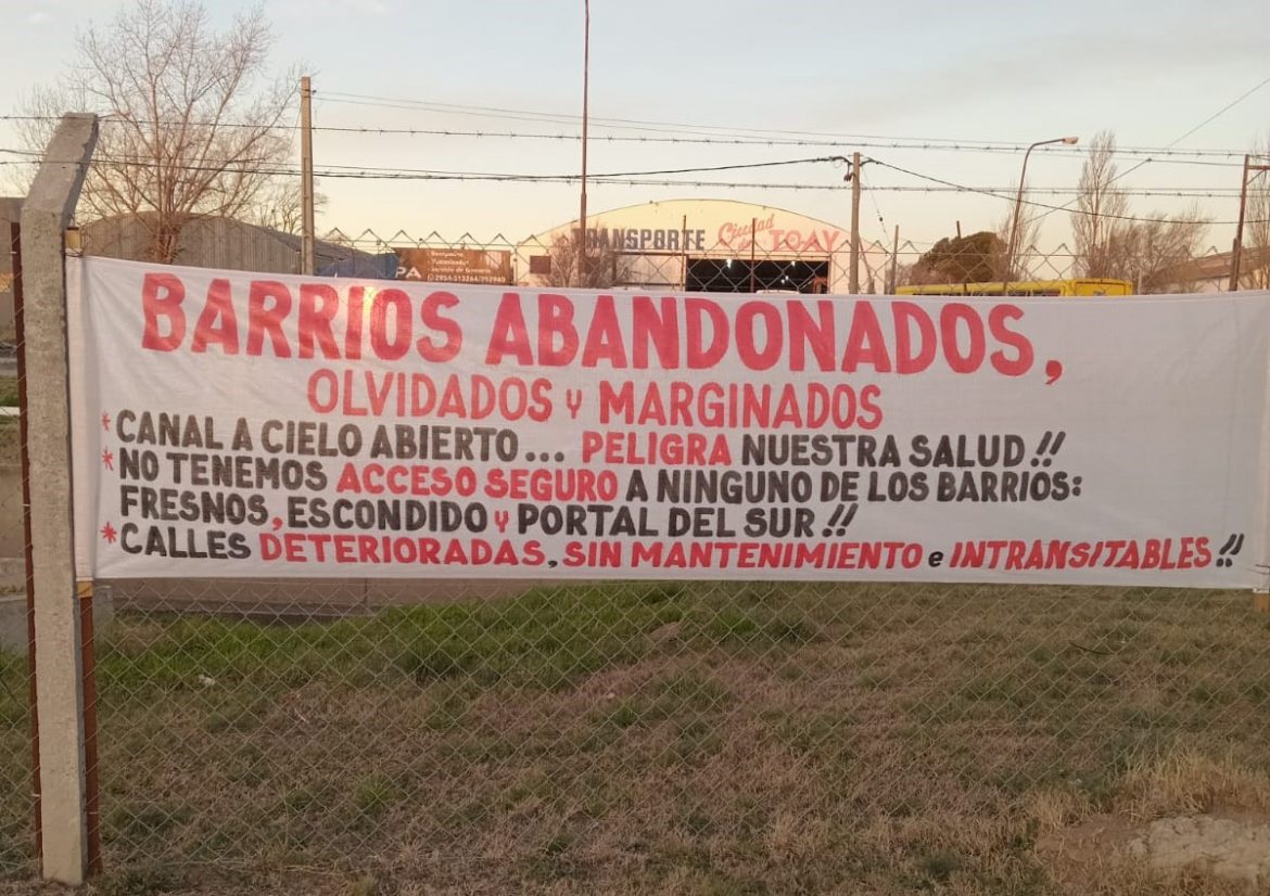 Con carteles, los barrios Escondido, Portal del Sur y Los Fresnos se quejan del canal a cielo abierto