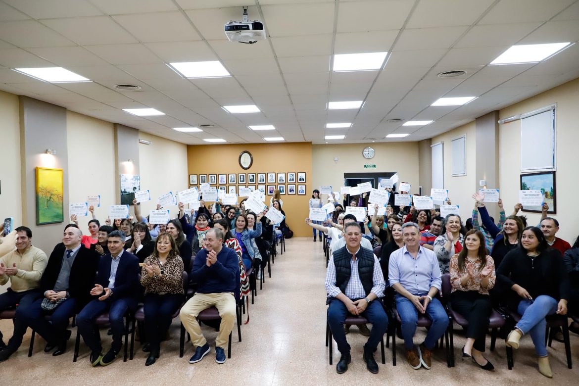 Entregaron certificados de capacitación en cuidado de personas: “Mientras otros reprimen, nosotros cuidamos a la gente”