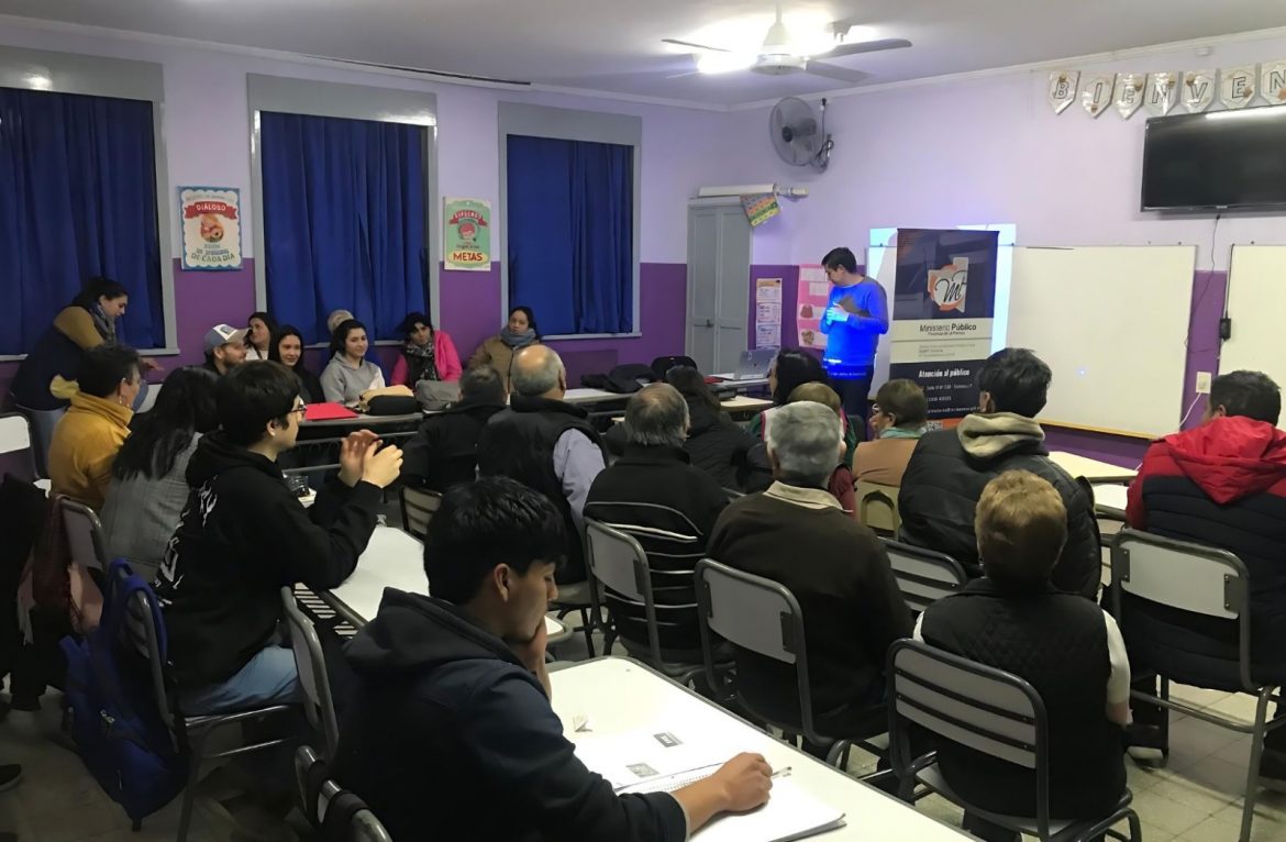 En Victorica brindaron charla sobre prevención de estafas en la Escuela para Adultos N° 7