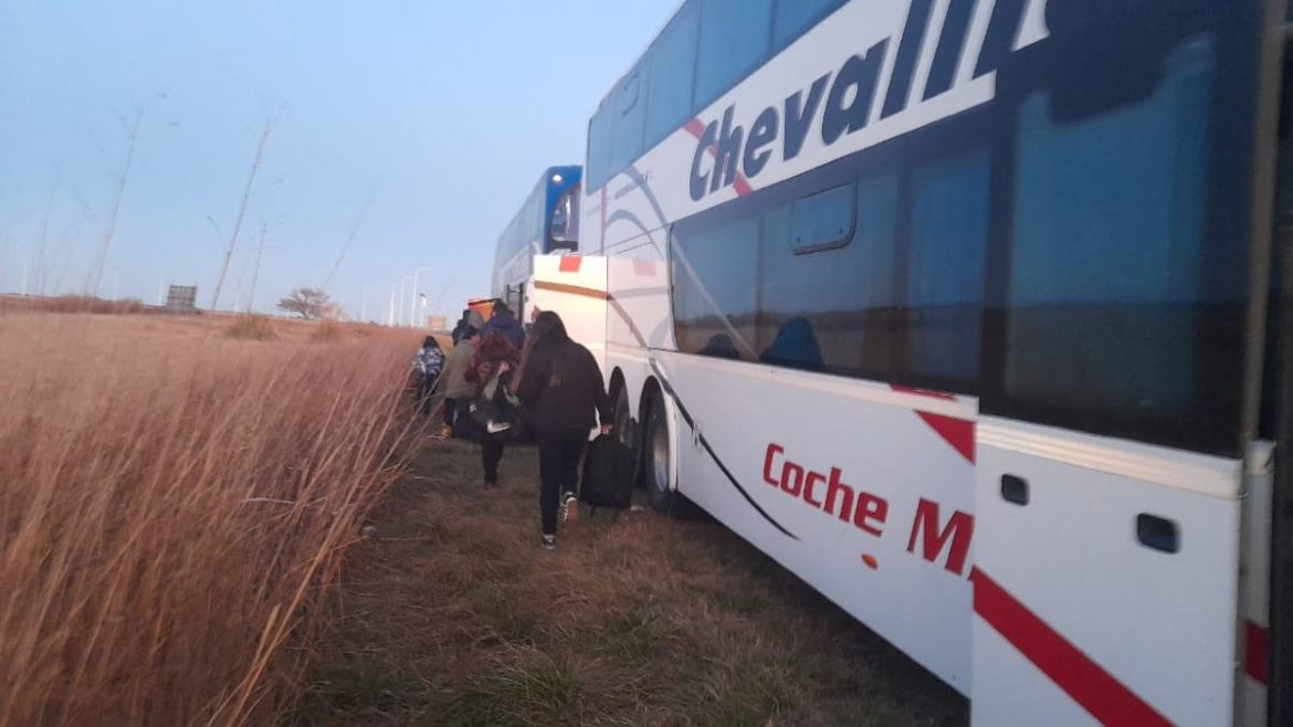 Se rompió un colectivo y pasajeros estuvieron varados 8 horas en la fría madrugada en la ruta 188