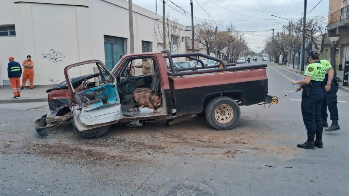 Una camioneta que no pasaría la RTO chocó en Santa Rosa: un trabajador herido