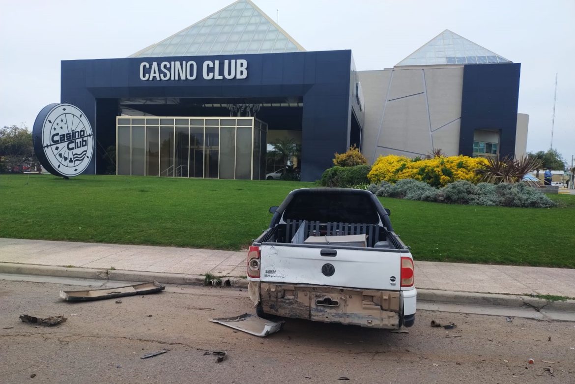 Chocó una camioneta estacionada y no tenía licencia de conducir