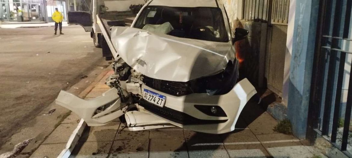 Manejaba alcoholizado y chocó en el centro de Santa Rosa