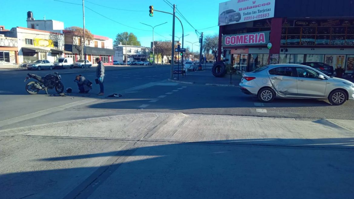 Pasó en rojo, chocó contra un auto y fue hospitalizado