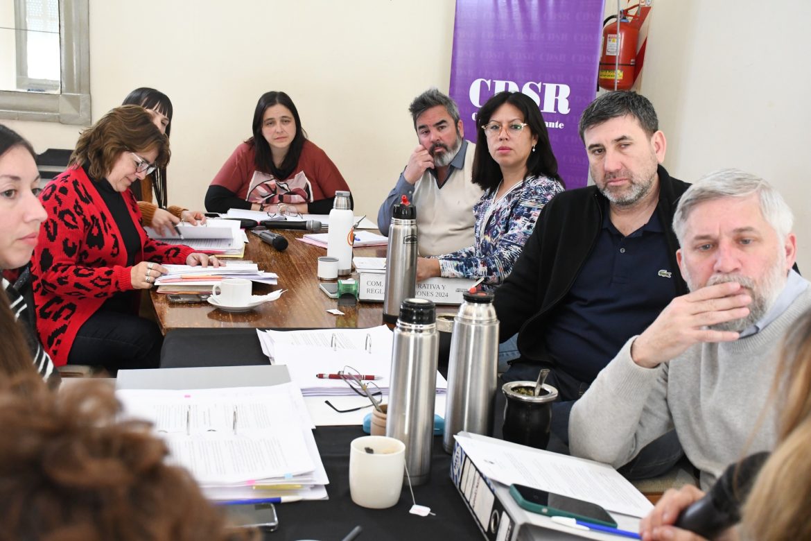 Insólito: el concejo santarroseño paralizado porque no se ponen de acuerdo sobre si una sesión terminó o no