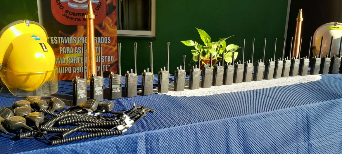 Una inversión de $12 millones: cooperadora entregó handies a bomberos de Santa Rosa